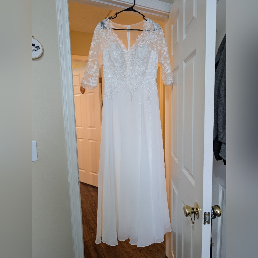 JJ's House White Bridal Gown Embroidered Size 10